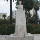 Nella stessa piazz si trova il monumento di Giuseppe Mazzini, realizzato in marmo di Carrara: venne edificato in occasione dell'80esimo anniversario della sua morte